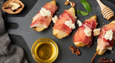 Prosciutto 'ya sarılı dilimlenmiş armut