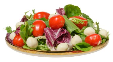 Çeri domatesli taze salata, karışık yeşillikler ve altın kenarlı beyaz tabakta servis edilen mozzarella topları. İzole edilmiş arkaplan