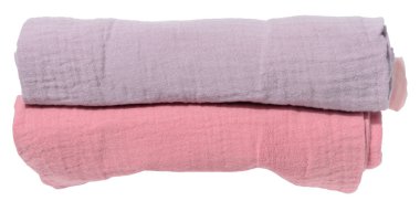 İzole edilmiş arka planda pastel gölgelerde katlanmış pamuk havlular yığını.