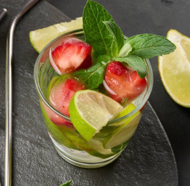 Limonlu mojito kokteyli, naneli, çilekli ve buzlu olsun.