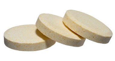 Büyük yuvarlak haplar, açık sarı renkli, izole edilmiş arka plan.