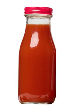 Kırmızı başlıklı domates suyu ile dolu cam şişeler. İzole edilmiş arkaplan