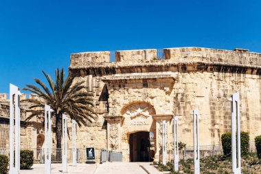 Birgu, Malta - 11 Nisan 2025: 17. yüzyıl tahkimatlarının yer aldığı Malta 'nın 2. Dünya Savaşı sırasındaki rolü ve dayanıklılığını gözler önüne seren Birgu' nun tarihi bir alanı olan Couvre Porte, Birgu 'daki Savaş Müzesi' nde Malta