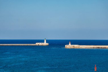 Malta deniz fenerlerinin panoramik manzarası ve Grand Harbour 'un girişi, mavi Akdeniz ve parlak güneşli bir günde ufuk çizgisi..