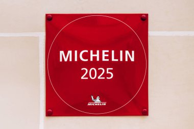 Valletta, Malta - 11 Nisan 2025: Beyaz bir duvara asılmış kırmızı Michelin 2025 plaketi, Malta 'daki bir restorana verilen aşçılık mükemmelliğinin prestijli bir göstergesidir.