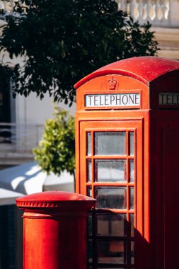 Geleneksel İngiliz kırmızı telefon kulübesi ve posta kutusu Valletta, Malta şehir merkezinde