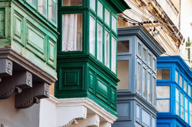 Geleneksel Malta ahşap balkonları kireçtaşı cephelerine canlı renklerle boyanmış, tipik tarihi şehir merkezi mimarisi..