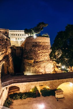 Malta 'nın tarihi başkentinde, derin mavi gökyüzünün altında, antik tahkim edilmiş duvarların, kalelerin ve Valletta' nın üst bahçelerinin gece manzarası çarpıcı bir şekilde aydınlandı..