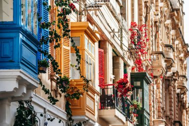 Geleneksel Malta ahşap balkonları kireçtaşı cephelerine canlı renklerle boyanmış, tipik tarihi şehir merkezi mimarisi..