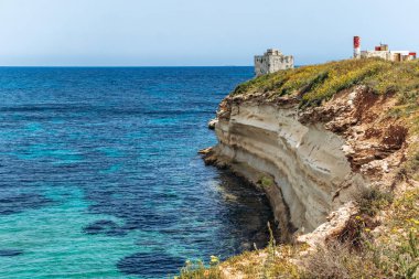 Beyaz kireçtaşı kayalıkları ve parlak turkuaz Akdeniz suları Marsaskala ve Marsaxlokk, Malta arasında kıyı şeridi boyunca