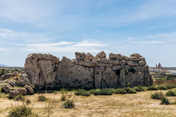 Xagra Platosu 'ndaki UNESCO Dünya Mirası sitesi Antik Megalitik Ggantija Tapınakları, açık bir bahar gökyüzü altında devasa kireçtaşı blokları ve orijinal Neolitik taş mimariye sahip.