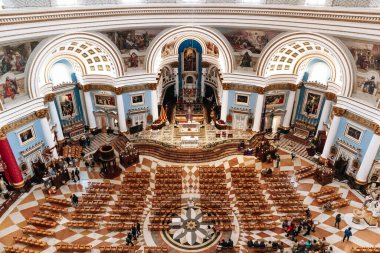 Mosta, Malta - 14 Nisan 2025: Mosta Rotunda Kilisesi 'nin içi zengin dekore edilmiş kemerler, dini tablolar, heykeller ve doğal ışık tarafından aydınlatılmış renkli mimari detaylarla süslenmiştir.