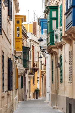 Rabat, Malta 'da oldukça dar bir cadde. Renkli, ahşap balkonları ve kireçtaşı cepheleri var.