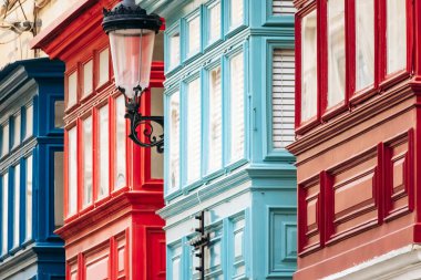 Geleneksel Malta ahşap balkonları kireçtaşı cephelerine canlı renklerle boyanmış, tipik tarihi şehir merkezi mimarisi..