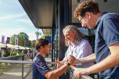  Carlos Sainz Jr. (ESP) - Williams Racing - Williams FW47 - Mercedes ve Mattia Binotto (ITA) Formula 1 Pirelli Gran Premio dItalia 2025 Monza Pisti, Lombardy, İtalya, 6-9 Eylül 2025 tarihleri arasında. 