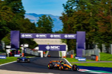 6-9 Eylül 2025 tarihleri arasında İtalya 'nın Lombardiya kentindeki Monza Pisti' nde düzenlenen Formula 1 Pirelli Gran Premio dItalia 2025 sırasında. 2025 FIA Formula 1 Dünya Şampiyonasının 16. raundu.  