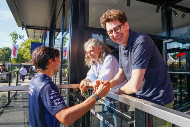  Carlos Sainz Jr. (ESP) - Williams Racing - Williams FW47 - Mercedes ve Mattia Binotto (ITA) Formula 1 Pirelli Gran Premio dItalia 2025 Monza Pisti, Lombardy, İtalya, 6-9 Eylül 2025 tarihleri arasında. 