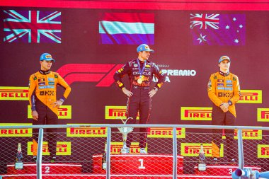 6-9 Eylül 2025 tarihleri arasında İtalya 'nın Monza Pisti' nde düzenlenen Formula 1 Pirelli Gran Premio dItalia 2025 yarışı podyumu. 2025 FIA Formula 1 Dünya Şampiyonasının 16. raundu.
