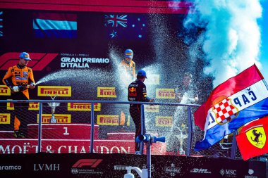 6-9 Eylül 2025 tarihleri arasında İtalya 'nın Monza Pisti' nde düzenlenen Formula 1 Pirelli Gran Premio dItalia 2025 yarışı podyumu. 2025 FIA Formula 1 Dünya Şampiyonasının 16. raundu.