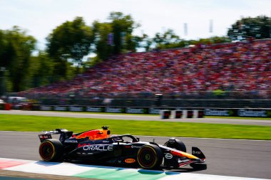  Max Verstappen (NED) - Oracle Red Bull Racing - Red Bull RB21 - Honda RBPTduring the Formula 1 Pirelli Gran Premio dItalia 2025, Monza Circuit, Lombardy, İtalya, 6-9 Eylül 2025 tarihleri arasında. 2025 FIA Formula 1 Dünya Şampiyonasının 16. raundu. 