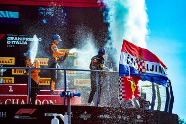 6-9 Eylül 2025 tarihleri arasında İtalya 'nın Monza Pisti' nde düzenlenen Formula 1 Pirelli Gran Premio dItalia 2025 yarışı podyumu. 2025 FIA Formula 1 Dünya Şampiyonasının 16. raundu.