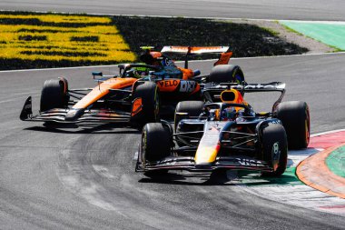  Max Verstappen (NED) - Oracle Red Bull Racing - Red Bull RB21 - Honda RBPT and Lando Norris (GBR) - McLaren Formula 1 Team - McLaren MCL39 - Mercedesduring the Formula 1 Pirelli Gran Premio dItalia 2025 at Monza Circuit, Lombardiya, İtalya