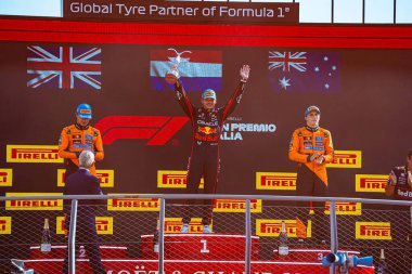 6-9 Eylül 2025 tarihleri arasında İtalya 'nın Lombardy kentindeki Monza Pisti' nde düzenlenen Formula 1 Pirelli Gran Premio dItalia 2025 yarışı podyumu. 2025 FIA Formula 1 Dünya Şampiyonasının 16. raundu.  