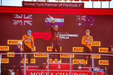 6-9 Eylül 2025 tarihleri arasında İtalya 'nın Monza Pisti' nde düzenlenen Formula 1 Pirelli Gran Premio dItalia 2025 yarışı podyumu. 2025 FIA Formula 1 Dünya Şampiyonasının 16. raundu. 