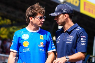  Charles Leclerc (MON) - Scuderia Ferrari - Ferrari SF-25 - Ferrari ve Pierre Gasly (FRA) - Alpine F1 Team - Alpine A525 - Alpine A525 Formula 1 sırasında Renault Gran Premio dItalia 2025 Monza Pisti, Lombardy, İtalya, 6-9 Eylül 2025 tarihleri arasında. 
