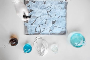 Ana sayfa Kimya laboratuarında Prepearing meth. El bir adam, bir tepsi üzerinde kimyasal cristals kırma