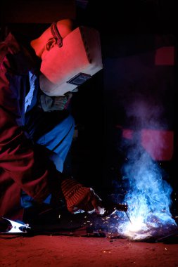 Kaynakçı işyerinde iş başında