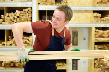 işçi veya satıcı inşaat deposu veya Ambar ahşap bölümü iş başında