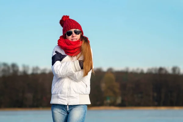 Rothaariges Dünnes Mädchen Mit Fliegersonnenbrille Roter Mütze Rotem Schal Und — Stockfoto