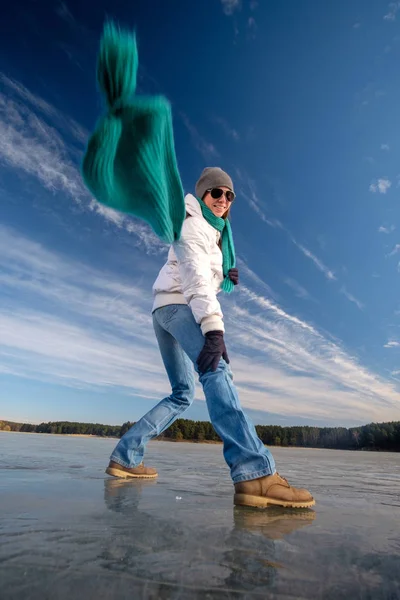 Mädchen Mit Sonnenbrille Weißer Jacke Und Fliegendem Blauen Schal Amüsieren — Stockfoto
