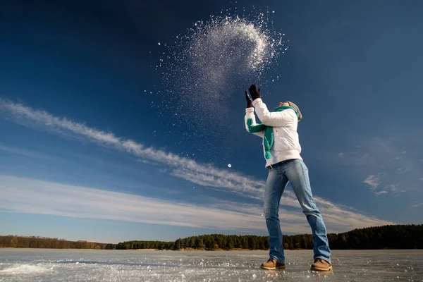 Mädchen Weißer Jacke Und Blauem Schal Haben Spaß Beim Eislaufen — Stockfoto