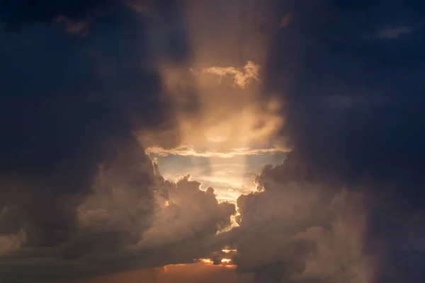 Dramatyczny Zachód Słońca Chmurach — Zdjęcie stockowe