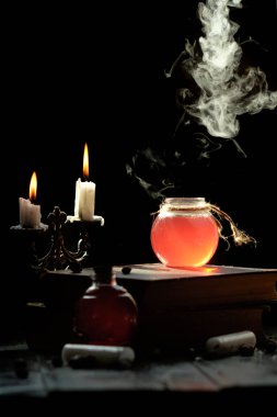 Büyü ve büyücülük kavramı. Büyü kitabı, sihirli iksir ve mumlar tablo kümesi. Sağlık iksiri. Simya kavramı.