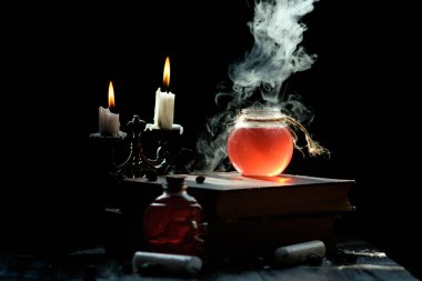 Büyü ve büyücülük kavramı. Büyü kitabı, sihirli iksir ve mumlar tablo kümesi. Sağlık iksiri. Simya kavramı.