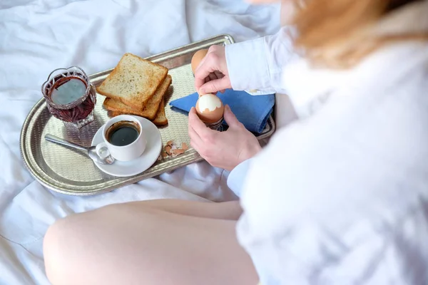 Breakfast Bed Hotel Redhead Gird Taking Shower Has Breakfast Bed — Stock Photo, Image