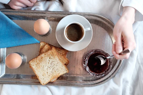 早餐在酒店的床上 淋浴后红发网在酒店房间的床上享用早餐 — 图库照片