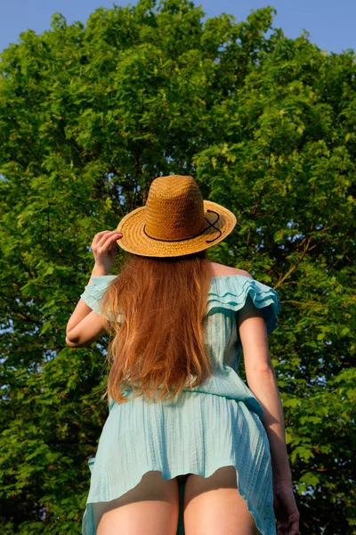 Κοκκινομάλλα Κοκαλιάρικο Κορίτσι Μπλε Κοντό Φόρεμα Και Ψάθινο Καπέλο Παραμονή — Φωτογραφία Αρχείου
