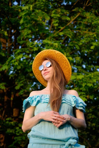 Zrzka Hubená Dívka Modrých Šatech Zrcadlové Sluneční Brýle Slamák Portrét — Stock fotografie