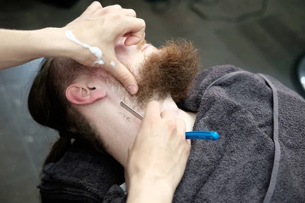 Hombre Barbudo Afeitado Barbería — Foto de Stock