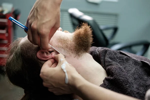 Caucásico Hombre Barbudo Afeitado Barbería — Foto de Stock