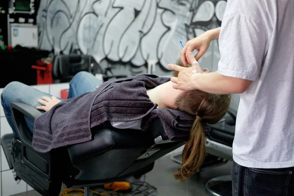 Caucásico Hombre Barbudo Afeitado Barbería — Foto de Stock