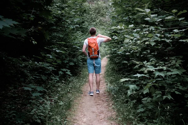 Jeune Homme Sportif Attrayant Avec Sac Dos Randonnée Orange Marchant — Photo