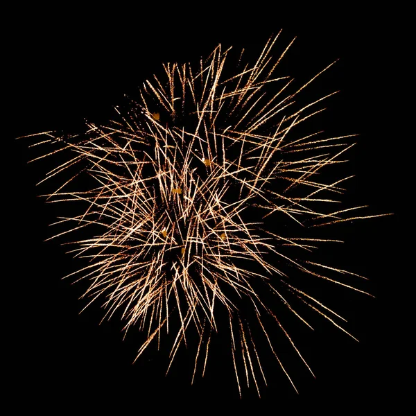 Altın fireworks uygulamasında siyah gökyüzü