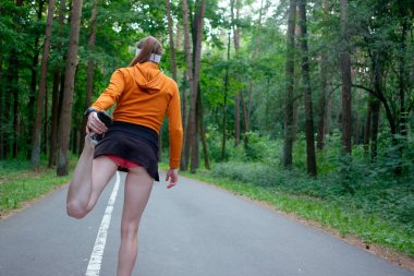 portakal spor hoody kız arkadan görüntülemek koşu önce ısınma