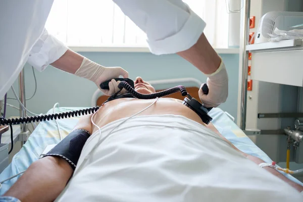 Hands Doctor Holding Defibrillator Electrods Performing Defibrillation Electropulse Therapy — Stock Photo, Image