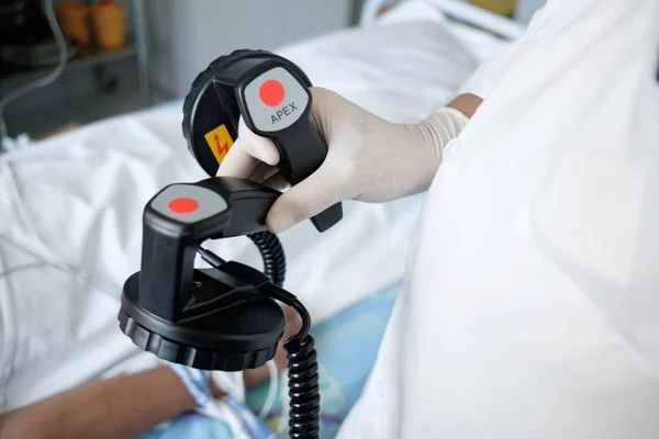 Händerna Läkare Håller Defibrillator Electrods Redo För Defibrillering Eller Electropulse — Stockfoto